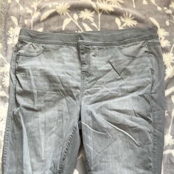 NWOT Torrid Grey Jeans - crop lean super soft “feel the fit” Sz Torrid 4 (26/4X) - Picture 3 of 13